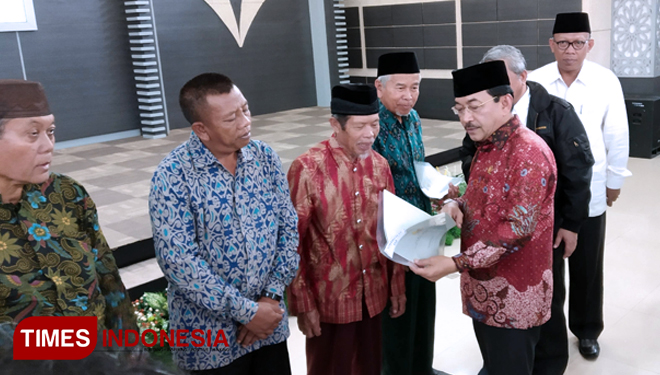 Dirjen Tata Ruang BPN RI, Djamaluddin, menyampaikan sertifikat tata ruang pada pengurus PCNU Malang Raya di Unisma Malang. (FOTO: Imadudin M/TIMES Indonesia)