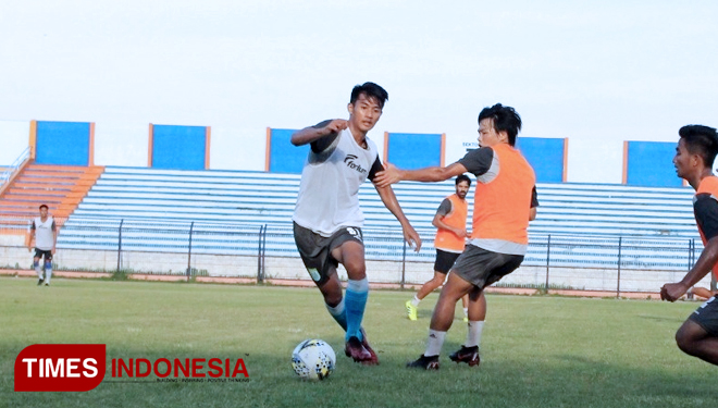 Winger Persela, Malik Risaldi (rompi putih), berusaha melewati hadangan Kei Hirose dalam sesi latihan di Stadion Surajaya Lamongan, Rabu (20/3/2019). (FOTO: MFA Rohmatillah/TIMES Indonesia)