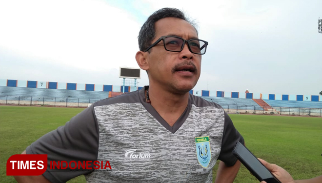 Pelatih Persela Lamongan, Aji Santoso, usai memimpin latihan di Stadion Surajaya Lamongan, Kamis (21/3/2019). (FOTO: MFA Rohmatillah/TIMES Indonesia)