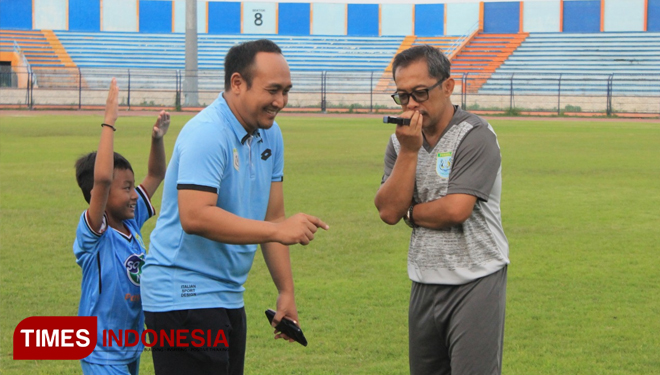 Manajer Persela Lamongan, Edy Yunan Achmadi (kaos biru muda) berbincang dengan Pelatih Persela Lamongan, Aji Santoso, usai sesi latihan di Stadion Surajaya Lamongan, Kamis (21/3/2019). (FOTO: MFA Rohmatillah/TIMES Indonesia)