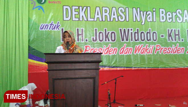 Kordinator Nyai Bersatu Tapal Kuda, Madura dan Bali, Nyai Hj Djuwairiyah Fawaid saat sambutan dalam acara Deklarasi Nyai Bersatu untuk Joko Widodo dan KH Ma’ruf Amin, di GOR Pelita, Bondowoso (FOTO: Moh Bahri/TIMES Indonesia) 