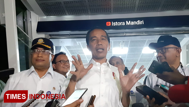 Presiden RI Jokowi Sesuai Menaiki Kereta Cepat MRT (FOTO: Rizki Amana/TIMES Indonesia)