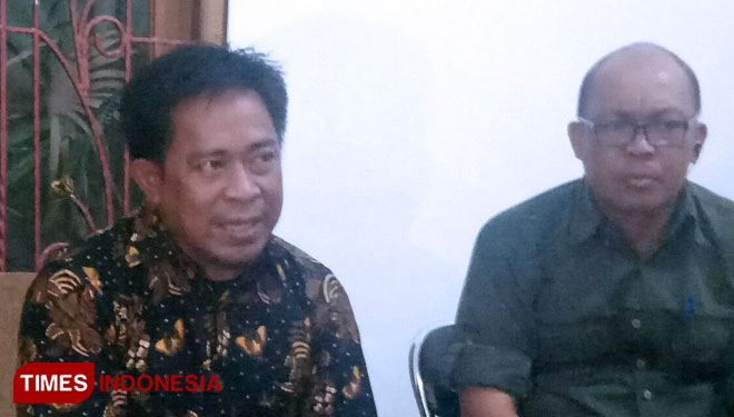 Ketua KPU Bontang, Erwin (Baju batik). ( Foto : Kusnadi/Times Indonesia)