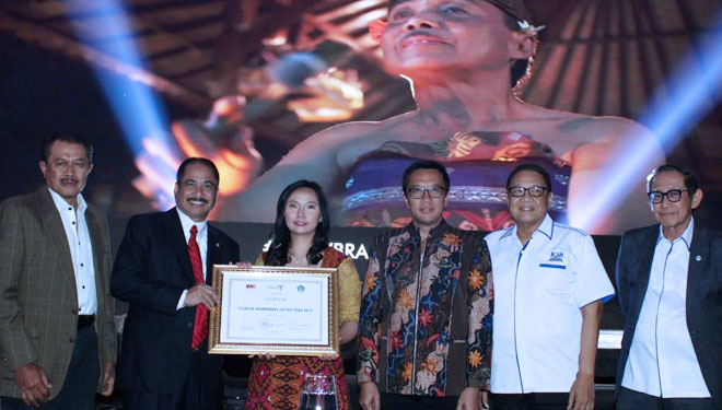 Livi Zheng (tengah) menerima penghargaan di acara WOW Brand Festive Day 2019 atas  film karyanya Bali: Beats of Paradise. (Foto: istimewa)