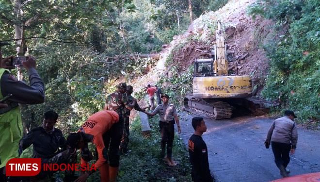 Proses pembersihan material longsor yang menutup jalur Lumajang Malang, oleh petugas gabungan Polres Lumajang, TNI dan BPBD. (FOTO: Humas Res Lumajang for TIMES Indonesia)