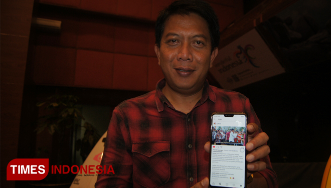 Kepala Disparbud Kabupaten Malang Made Arya Wedanthara saat menunjukan video Dewi Pujon Kidul yang diupload Instagram Presiden Ir H Joko Widodo (Foto : Binar Gumilang / TIMES Indonesia)  