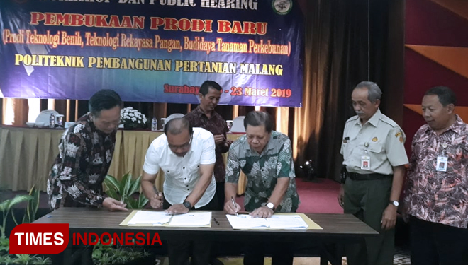 Penandatanganan MoU antara Polbangtan Malang dengan Bioseed dan PT BSE di Hotel Grand Mirama Surabaya, Kamis (21/3/2019). (FOTO: Polbangtan Malang for TIMES Indonesia)