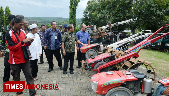 Wabup Tuban Noor Nahar Hussein, saat melaksanakan montoring dan evaluasi bantuan alat mesin pertanian (Alsintan) di Kecamatan Singgahan dan Parengan, Kamis (21/03/19) (Foto: Dadang Humas Pemkab Tuban For TIMESIndonesia)