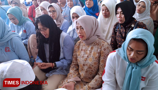 Nur-Asia-Uno-di-makam-mbah-ud.jpg