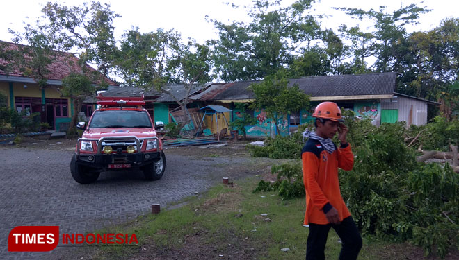 Petugas BPBD melakukan evakuasi di SDN Maduran, Lamongan, Kamis (21/3/2019). (FOTO: MFA Rohmatillah/TIMES Indonesia)