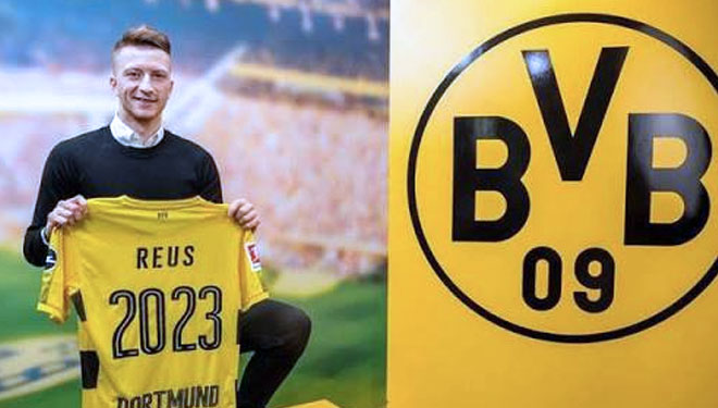 Marco Reus berpose usai menandatangani perpanjangan kontrak bersama Borrusia Dortmund, Sabtu (9/3/2019) (FOTO:twitter/@DeadlineDayLive)