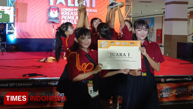 Diamond Squad dari SMA Negeti 1 Kedungpring, meraih juara pertama ajang KPU Got Talent yang diselenggarakan KPU Lamongan, (FOTO: MFA Rohmatillah/TIMES Indonesia)