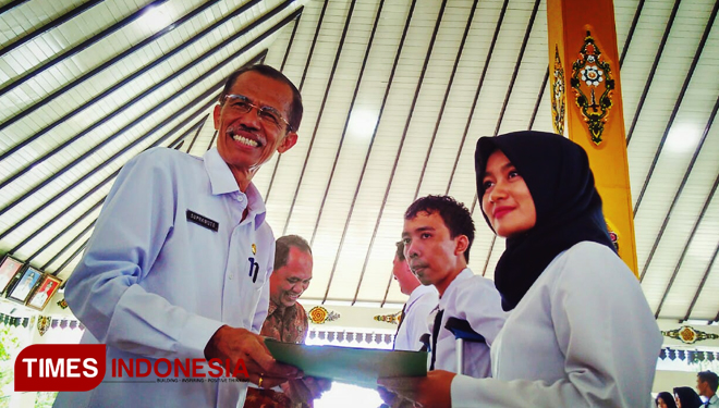 Bupati Magetan, Suprawoto, saat menyerahkan SK kepada para CPNS. (FOTO: M Kilat Adinugroho/TIMES Indonesia)