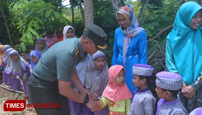 Danrem 084/BJ Kolonel Inf Sudaryanto S.E., saat tinjau lokasi sasaran TMMD 104 di Desa Larangan Kerta dan Desa Batuputih Laok. (FOTO: AJP/TIMES Indonesia)