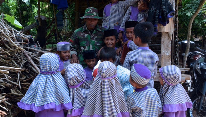 Kemanunggalan TNI dengan rakyat nampak pada setiap program TMMD yang dilakukan di desa terisolir, Kamis (21/3/2019). (Foto: Istimewa)