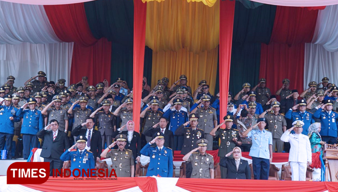 Mendagri RI Tjahjo Kumolo saat memimpin upacara peringatan HUT ke-100 Damkar, HUT ke-69 Satpol PP dan HUT ke-57 Satlinmas di Pekanbaru beberapa waktu lalu. (FOTO: Hasbullah/TIMES Indonesia)