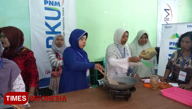 Ibu-ibu anggota kelompok PNM Mekaar saat mengikuti pelatihan mengolah jenang dan madumongso (FOTO: Aditya Candra/TIMES Indonesia)