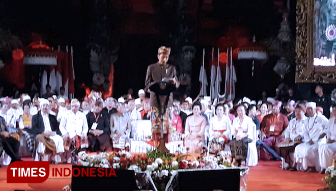Presiden Joko Widodo (Jokowi) saat memberikan sambutan di acara rama tamah yang dihadiri oleh seluruh tokoh masyarakat Bali, di panggung terbuka Ardha Candra, Taman Budaya, Denpasar, Bali, Jumat (22/3/2019). (FOTO: Khadafi/TIMES Indonesia) 
