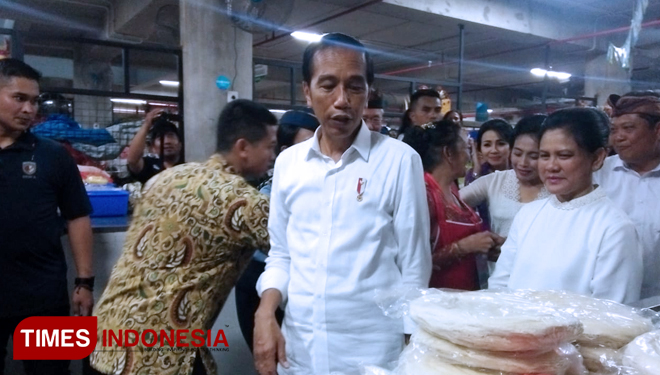 Presiden Jokowi, bersama Ibu Negara, Iriana Jokowi, meresmikan Pasar Tradisional Badung, Bali, Jumat (22/3/2019) malam. (FOTO: Khadafi/TIMES Indonesia)