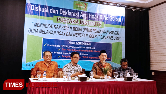 Staf Hukum KPU RI Setya Indra Arifin (dua dari kanan) dalam sebuah diskusi dan Deklarasi Anti Hoax & No Golput di kawasan Cikini, Jakarta Pusat, Jumat (22/3/2019). (FOTO: Rahmi YA/TIMES Indonesia)