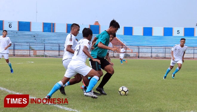 Pemain Persela Lamongan (putih), berusaha merebut bola dari pemain tim Pon Jatim dalam laga uji coba di Stadion Surajaya Lamongan, Jum'at (22/3/2019). (FOTO: MFA Rohmatillah/TIMES Indonesia)
