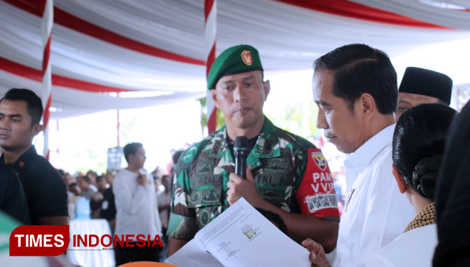 Danrem 162/WB  Kolonel Czi Ahmad Rizal saat memaparkan perkembangan proses percepatan rehabilitasi dan rekonstruksi rumah rusak terdampak gempa kepada Presiden RI Jokowi. (FOTO: Penrem WB for TIMES Indonesia) 