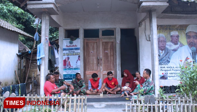 Suasana kebersamaan antara personel Satgas TMMD Kodim Jember dengan warga yang rumahnya dijadikan tempat tinggal sementara. (FOTO: Siswandi/AJP TIMES Indonesia)