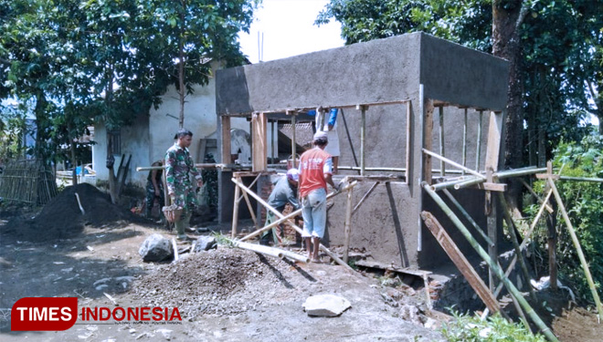 Masyarakat senang Satgas TMMD 104 Jember membangun pos kamling, Jum'at (22//3/2019). (FOTO: AJP/TIMES Indonesia)