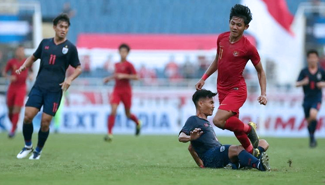 Firza Andika dijegal bek lawan pada laga Timnas U-23 Indonesia vs Thailand dalam babak kualifikasi Piala Asia U-23 2020 di Stadion My Dinh, 22 Maret 2019. (FOTO: VNEXPRESS/BINH LAM)