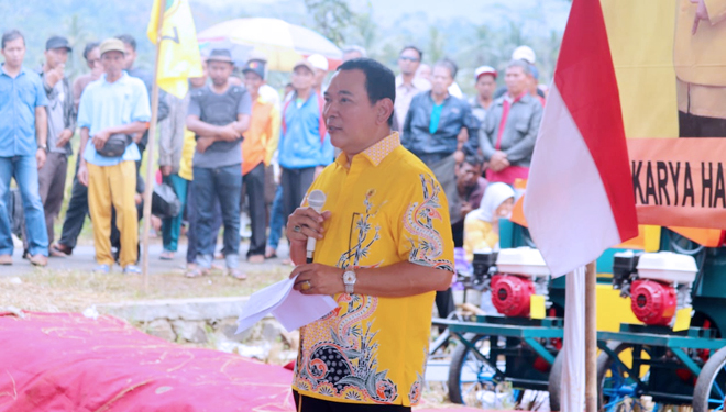 Tommy Soeharto memberikan pidato saat kunjungan ke Kabupaten Purbalingga untuk acara panen raya bersama petani binaan Partai Berkarya. (FOTO: Istimewa)