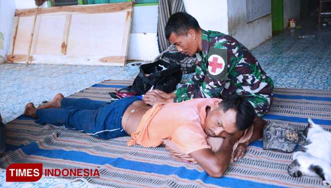 Satgas TMMD ke 104 Sumenep berikan pelayanan jesehatan gratis pada warga titik lokasi TMMD, Jum'at (22/3/2019). (FOTO: AJP/TIMES Indonesia)