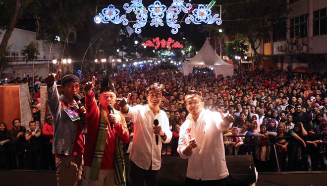 Abraham Sridjaja (paling kanan) turut bergabung dalam Pesta Rakyat Jokowi yang digelar malam ini di Jalan Tunjungan, Sabtu (23/3/2019).(Foto : Istimewa)
