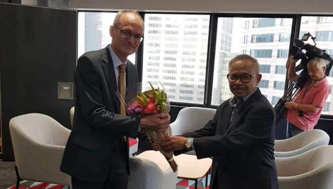 Dr Amin Hadi saat menyerahkan bunga tanda dukacita kepada Konsul Jenderal Selandia Baru untuk NSW dan Queensland, Bill Dobbie. (Foto: Istimewa)