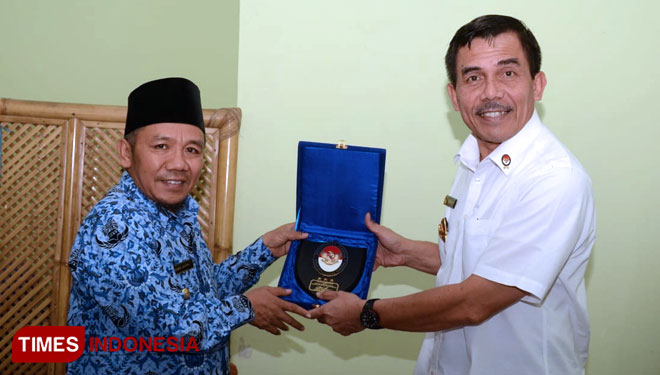 Bupati Lombok Utara Najmul Akhyar (kiri) saat menerima cinderamata dari Sekretaris Jenderal  Dewan Ketahanan Nasional (Wantannas) Laksamana Madya Teguh Prihantono.(FOTO: HumasPro KLU for TIMES Indonesia) 