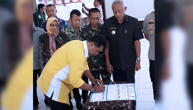 Forkopimda Sleman, perwakilan partai peserta pemilu dan tokoh masyarakat saat menandatangani ikrar pemilu damai. (FOTO: Istimewa/TIMES Indonesia)