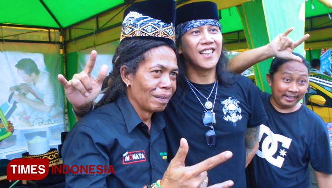 Cak Sodiq dan Roy Jeconiah saat membeli kopiah lukis khas Gresik. (FOTO: Akmal/TIMES Indonesia)