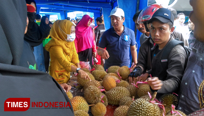 Pengunjung Kampung Duren di Desa Sukowono Kecamatan Pujer Kabupaten Bondowoso, saat membeli durian. (FOTO: Moh Bahri/TIMES Indonesia) 