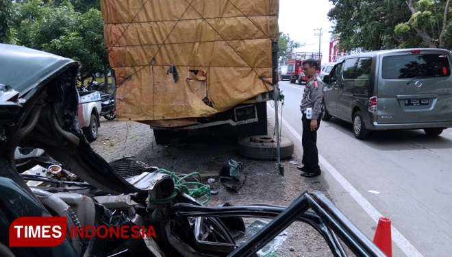 Polisi sedang melakukan olah TKP di lokasi kecelakaan yang mengakibatkan 6 orang meninggal dan 4 orang luka parah. (FOTO: Dicko W/TIMES Indonesia)