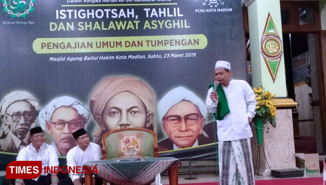 KH Nur Hadi alias Mbah Bolong saat pengajian umum Harlah ke-96 NU di Masjid Agung Baitul Hakim Kota Madiun. (Foto: istimewa for TIMES Indonesia)