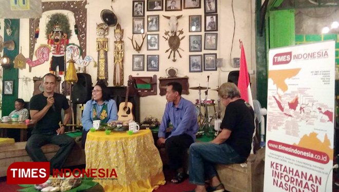 Suasana dialog yang diselenggarakan TIMES Indonesia bekerjasama dengan Eathouse Gallery Budaya & Cafe Caruban (FOTO: Pamula Yohar C/TIMES Indonesia)