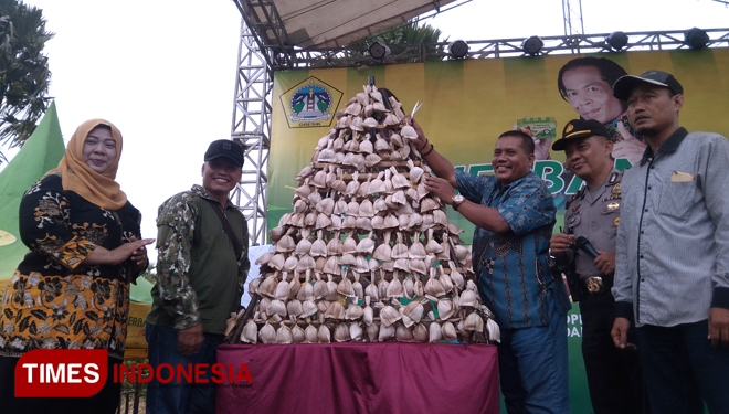 Camat berserta Muspika Manyar saat membuka acara dengan ditandai memakan kue pudak khas Gresik (FOTO: Akmal/TIMES Indonesia)