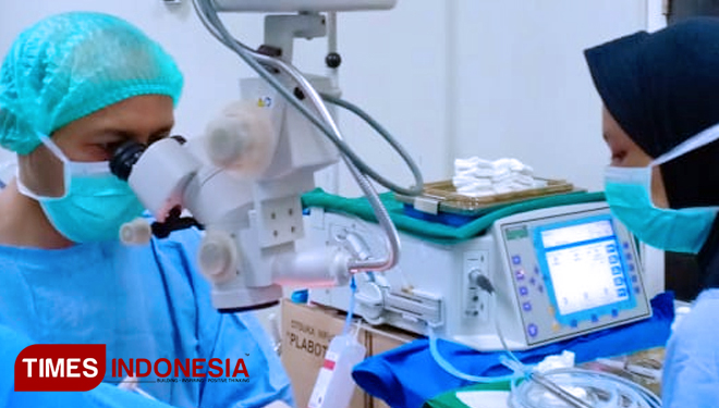 Tim medis melakukan proses operasi katarak (FOTO: Evita Mukharohmah/TIMES Indonesia)