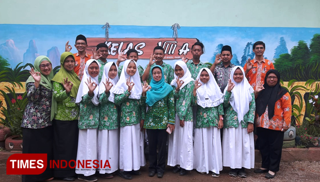 Pelaksanaan Sekolah Siaga Kependudukan oleh Dinas Pemberdayaan Perempuan dan Keluarga Berencana di SMPN 1 Pujer (FOTO: Humas DPPKB for TIMES Indonesia) 