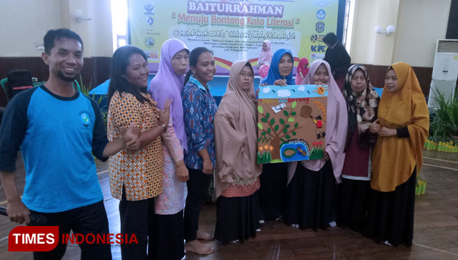 Jumadi Tamsil beserta Peserta Workshop  Workshop Cerita peraga Flanel, Sabtu, 23/3/2019 (Foto: Kusnadi/TIMES Indonesia)