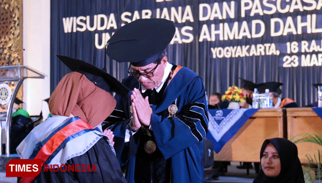 Bhekti A'inul Fiqih sebagai wisudawan terbaik dengan IPK 3,97. (FOTO: UAD/TIMES Indonesia) 