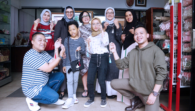 Lia Chandrasari dan Ariani pradjasaputra bersama para peserta Workshop Aksesoris Kelas Dasar dengan hasil karyanya (FOTO: Oneng Sugiarta)
