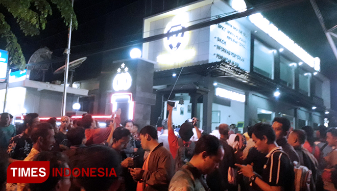 Puluhan warga yang menggeruduk Mapolres Tuban pada jum'at malam kemarin, mereka meminta agar tiga warganya dilepaskan, Sabtu, (23/03/2019) (FOTO: Achmad Choirudin/TIMES Indonesia)