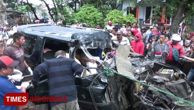 Sejumlah warga berupaya mengevakuasi para korban kecelakaan maut, yang masih berada dalam mobil Isuzu Panther, di jalur Pantura Kabupaten Probolinggo. (FOTO: Dicko W/TIMES Indonesia)