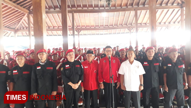 Pengurus DPP PDI Perjuangan Tjahjo Kumolo bersama pengurus dan satgas mendeklarasikan melawan Money Politic dan hoaks. (FOTO: Istimewa/TIMES Indonesia)