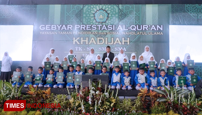 isudawan-wisudawati Tahfidz foto bersama Kepala sekolah, Guru serta Ketua IV Yayasan Khadijah dalam acara Gebyar Prestasi Al Qur'an, 23/03/2019. (FOTO: AJP/TIMES Indonesia)
